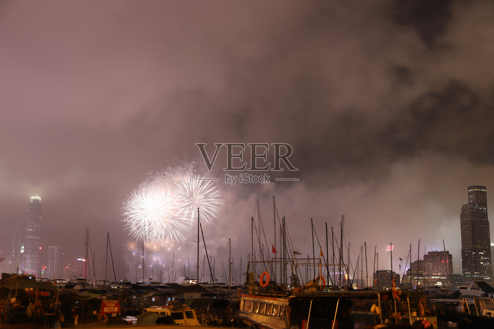 a view在中环湾仔绕道举行烟花庆祝活动照片摄影图片