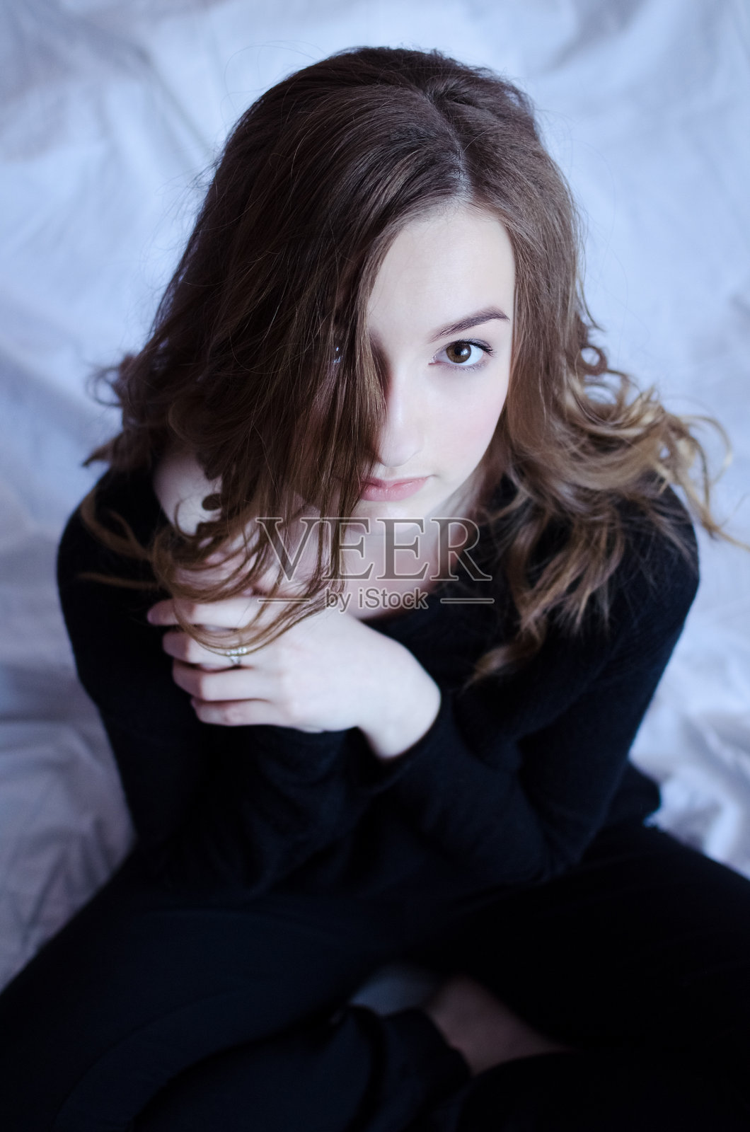 悲伤的漂亮女孩向下看照片摄影图片