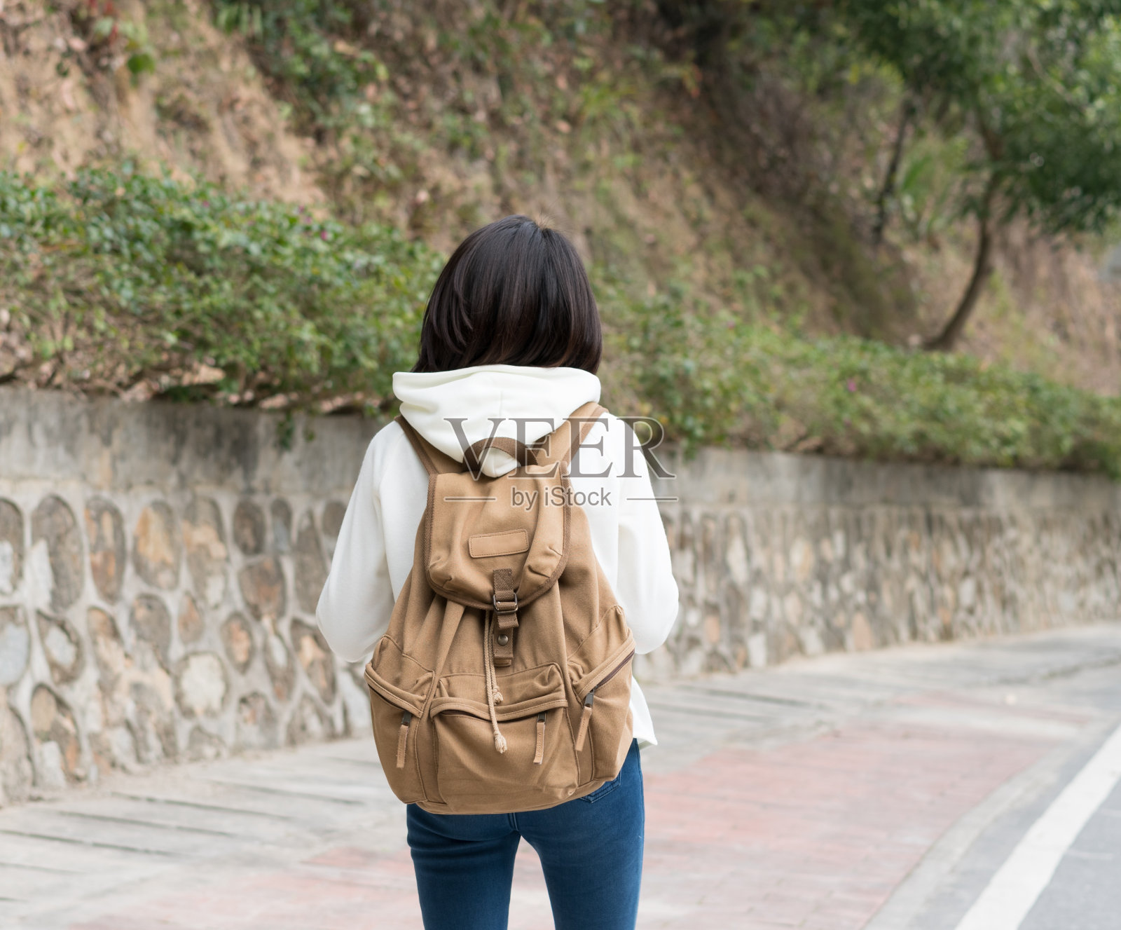 女性在国家公园散步照片摄影图片