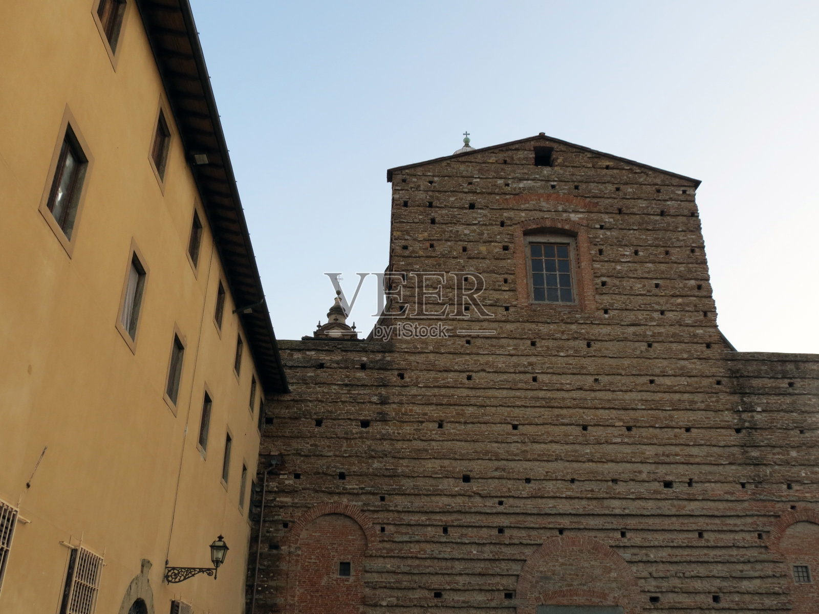 城里的一座古老的教堂照片摄影图片