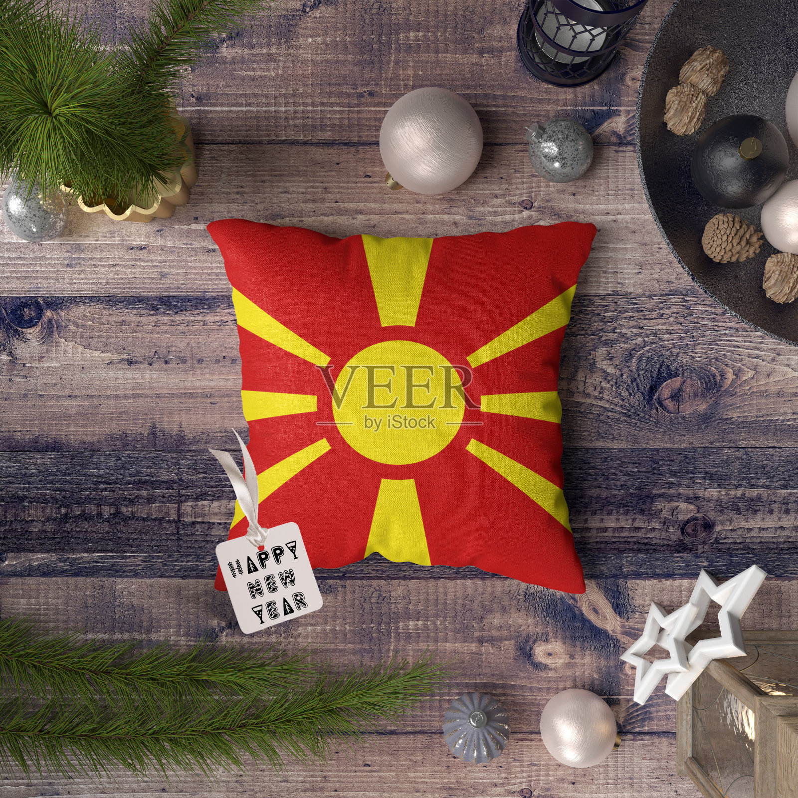 枕头上印有马其顿国旗的新年标签。圣诞装饰概念木桌与可爱的物品。照片摄影图片
