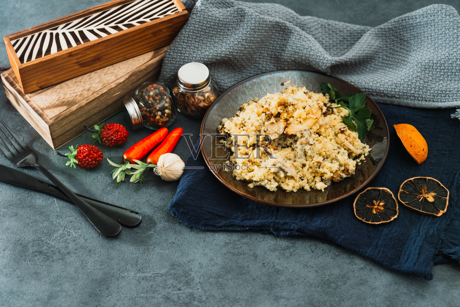 东方的鸡肉和小麦粉串照片摄影图片