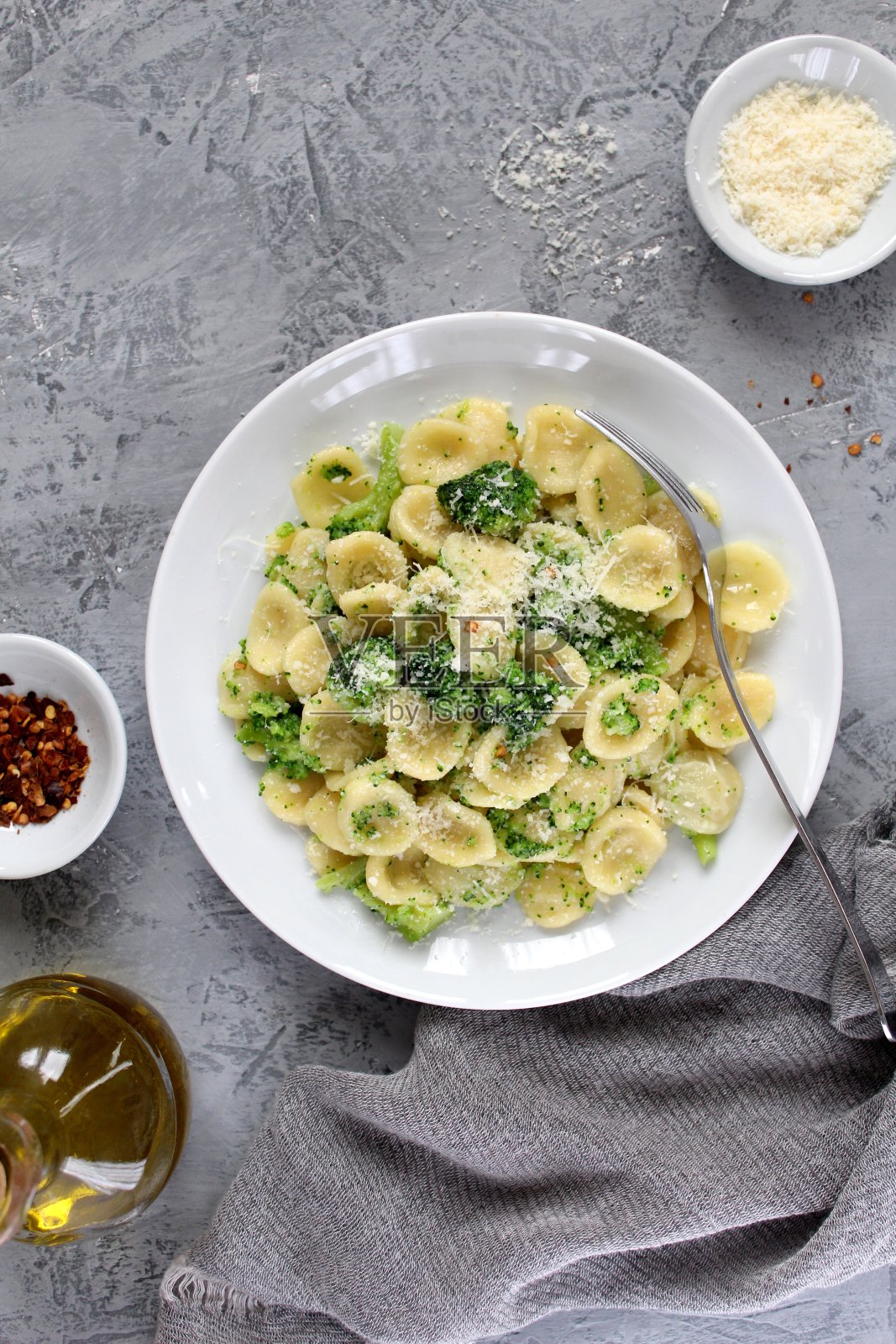 用花椰菜、帕尔马干酪和红辣椒配上自制的耳朵粉。照片摄影图片