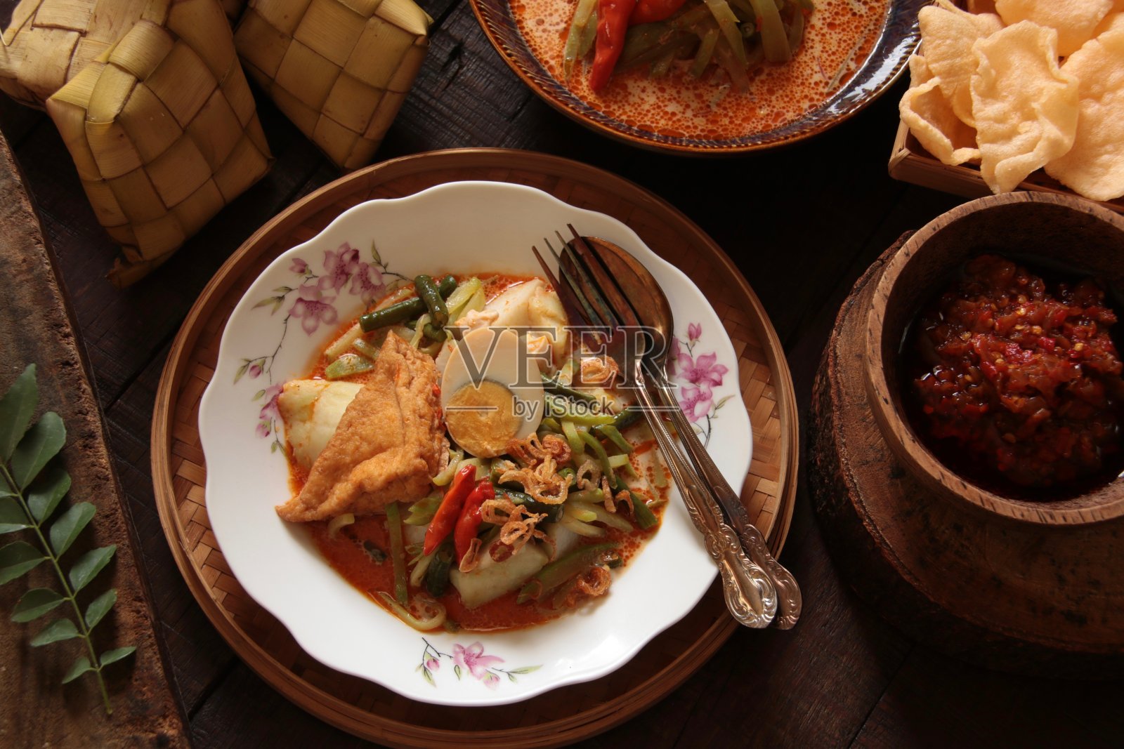 来自雅加达的传统早餐菜:咖喱蔬菜米糕照片摄影图片