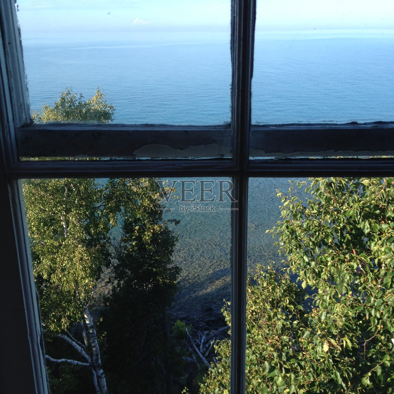 透过灯塔的窗户俯瞰乔治亚湾照片摄影图片