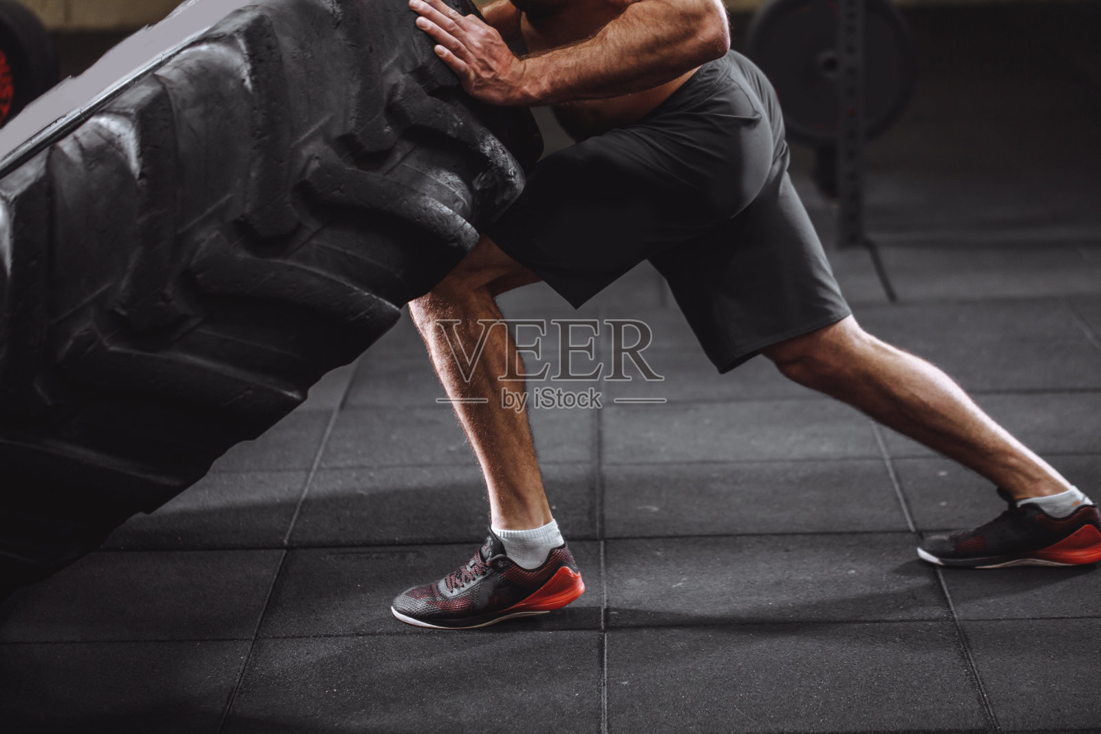 侧视图裁剪照片。在体育中心进行高强度的锻炼才能变得强壮照片摄影图片