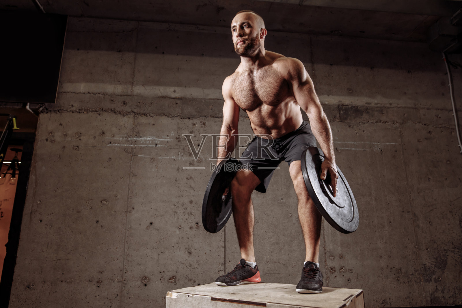 在交叉训练中使用杠铃板的帅哥照片摄影图片