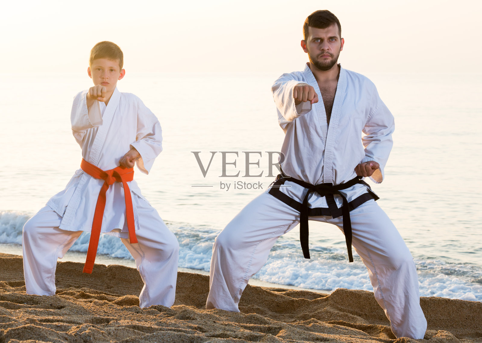 男人和男孩在练习空手道照片摄影图片