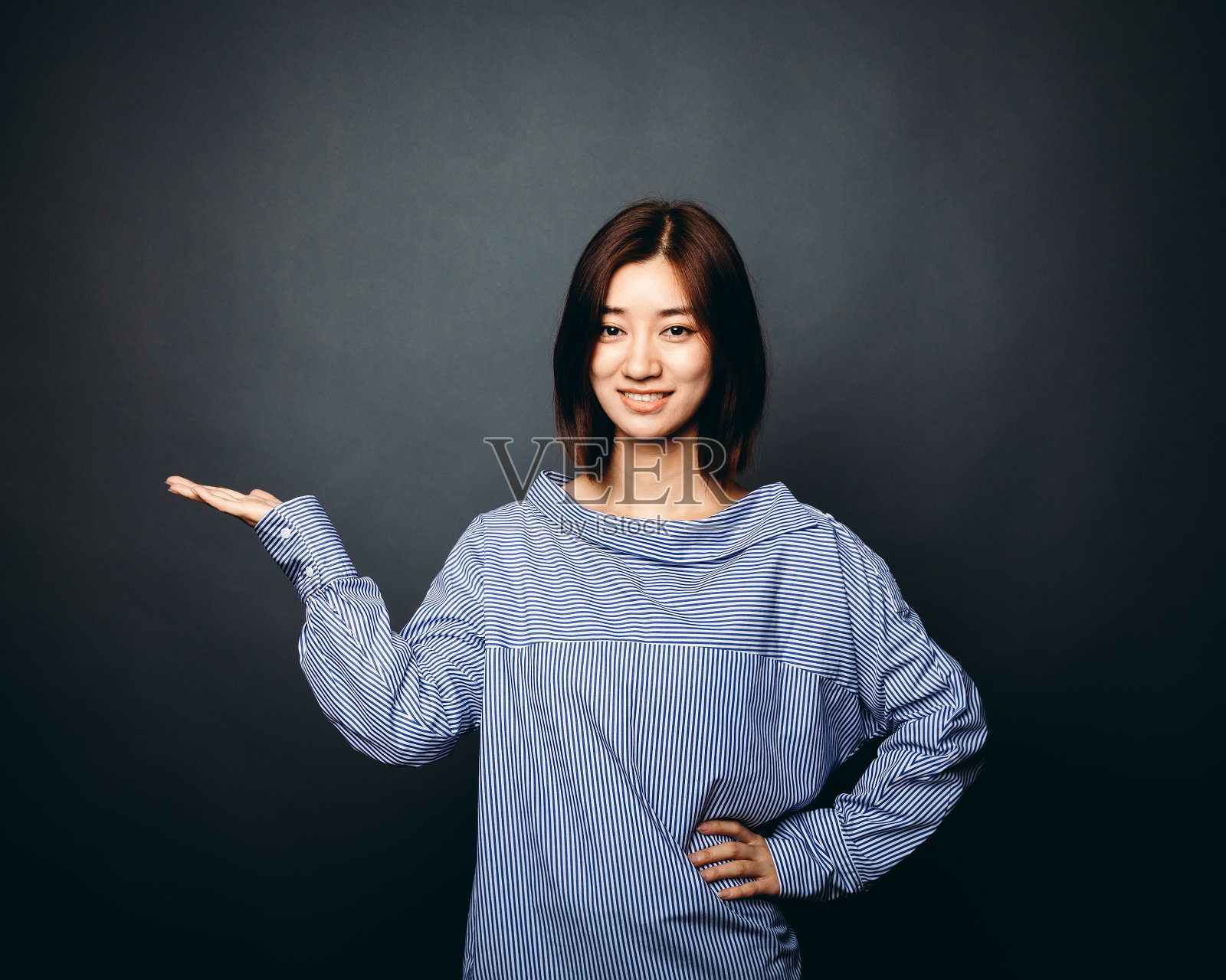 亚洲妇女的肖像孤立在蓝色的背景,工作室拍摄照片摄影图片