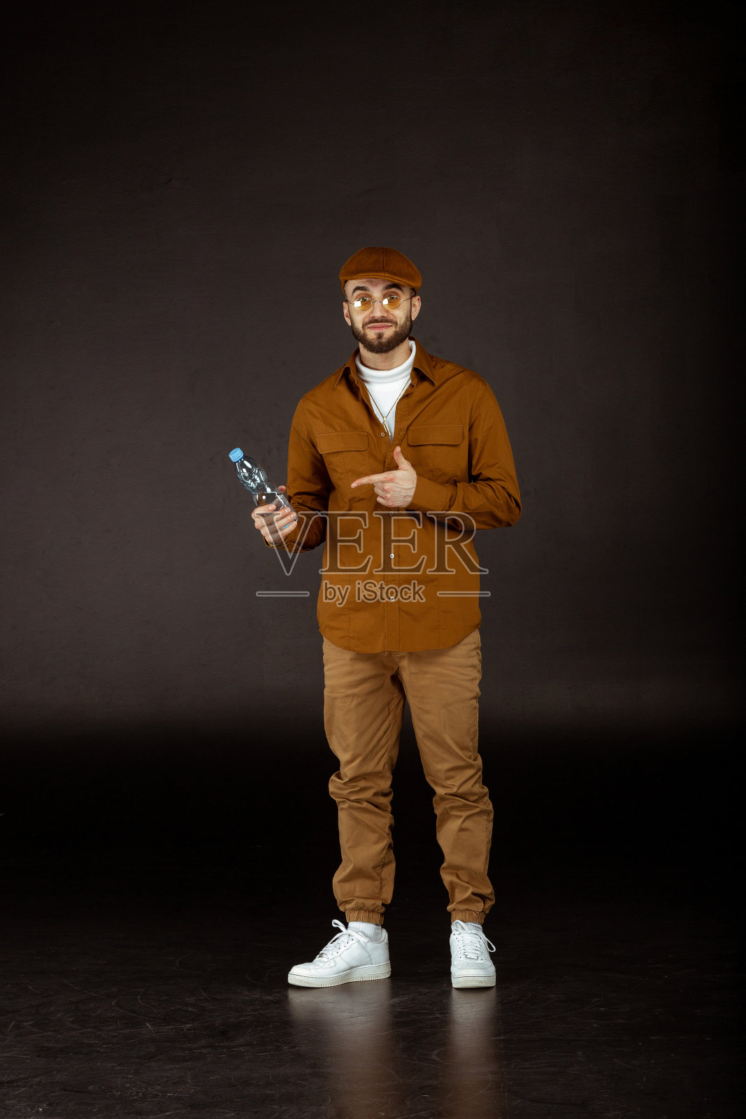 帅气自信的男模特戴着黄色太阳镜照片摄影图片