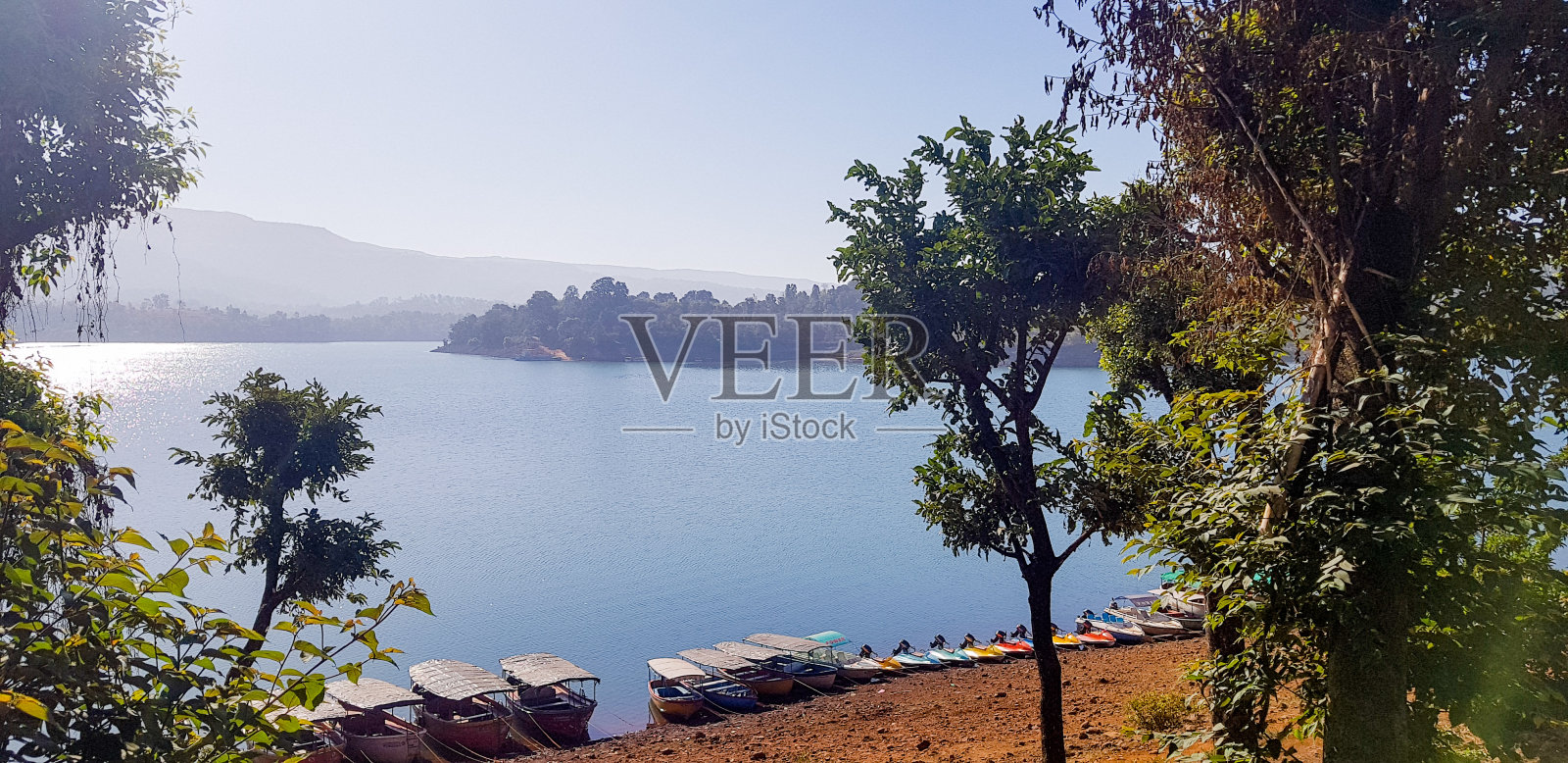 在湖的日出照片摄影图片