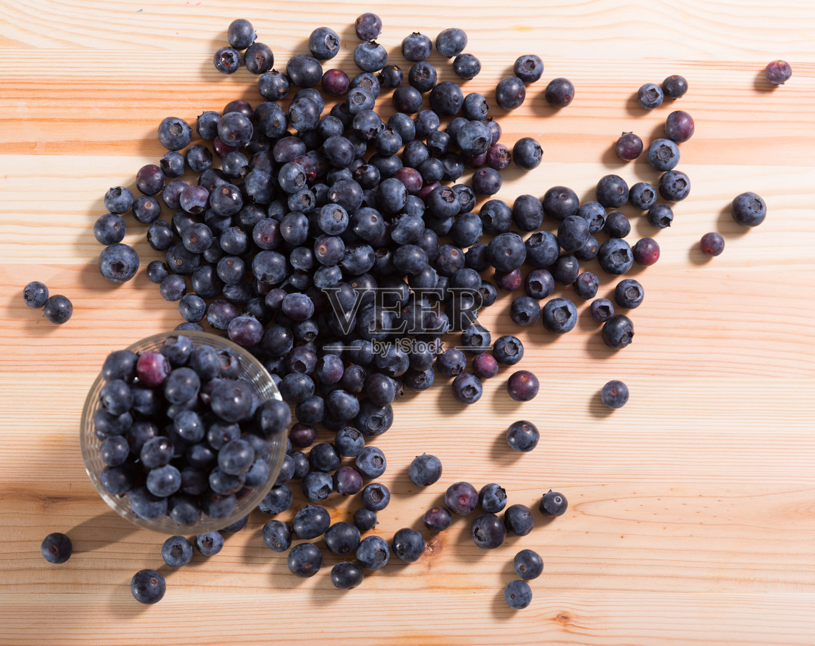 新鲜美味的蓝莓放在木桌上照片摄影图片