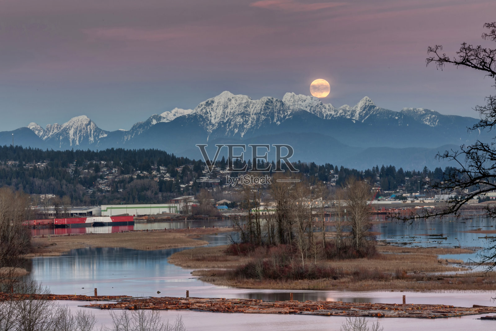 日落时月亮升起的河流和山脉景观照片摄影图片