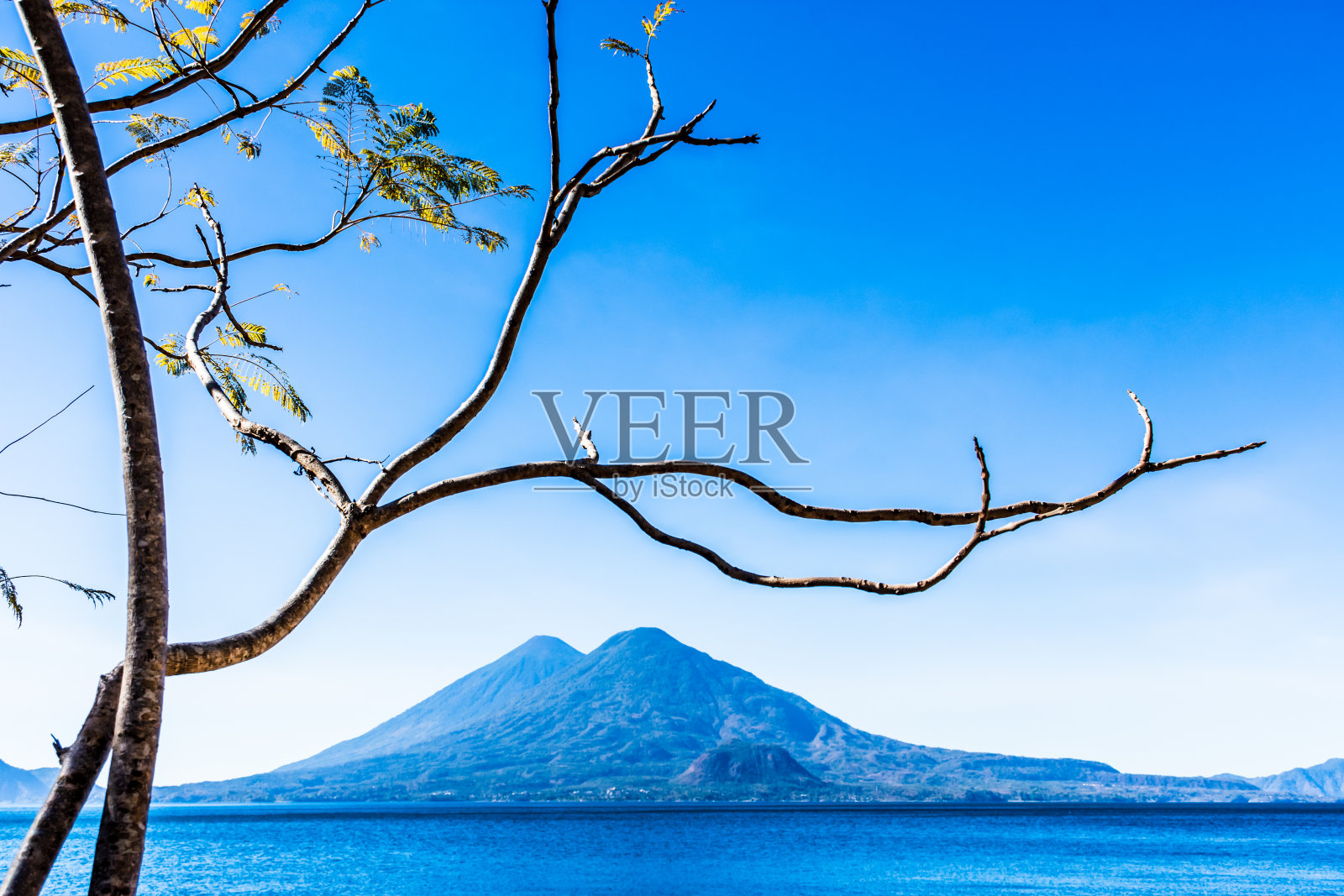 阿特兰和托利曼火山,危地马拉阿特兰湖照片摄影图片