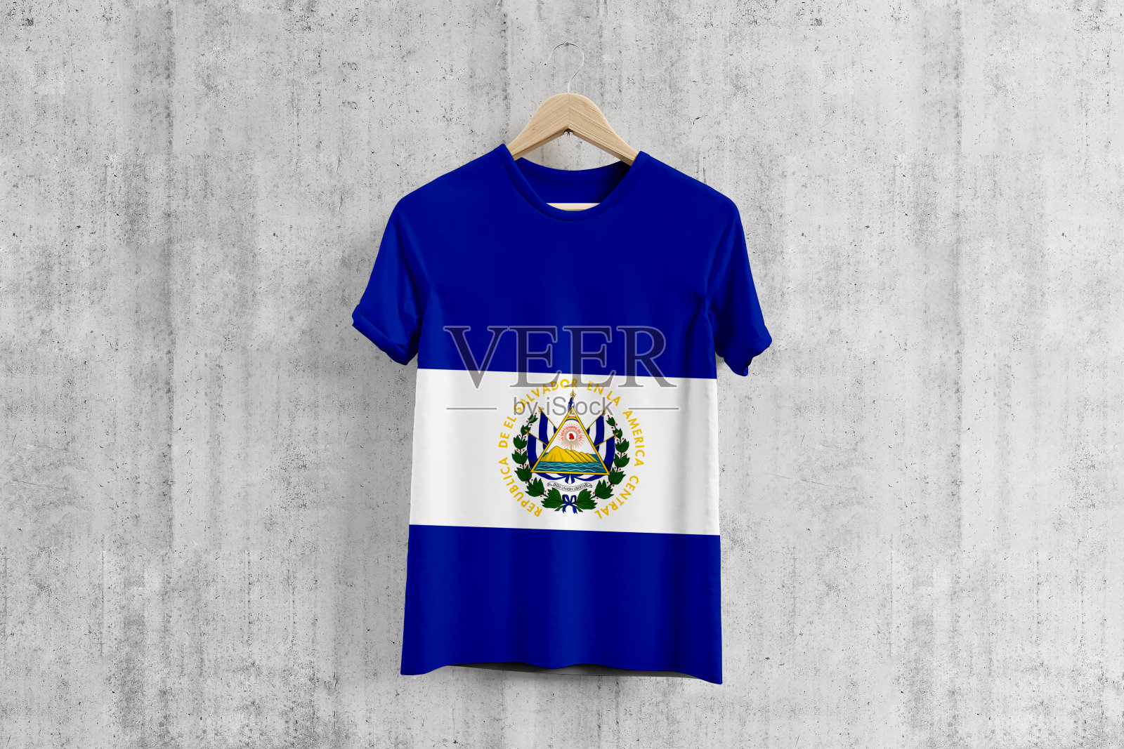 萨尔瓦多国旗t恤挂衣架,队服设计理念制作。国家穿。照片摄影图片