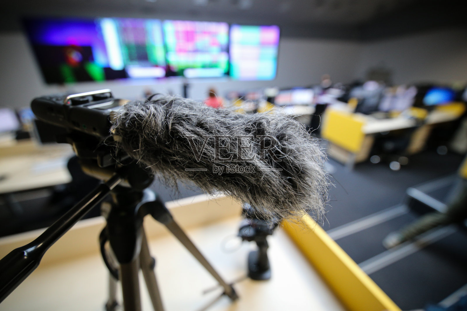 近距离的毛麦克风或麦克风配备了一个模糊的挡风玻璃,绰号风罩照片摄影图片