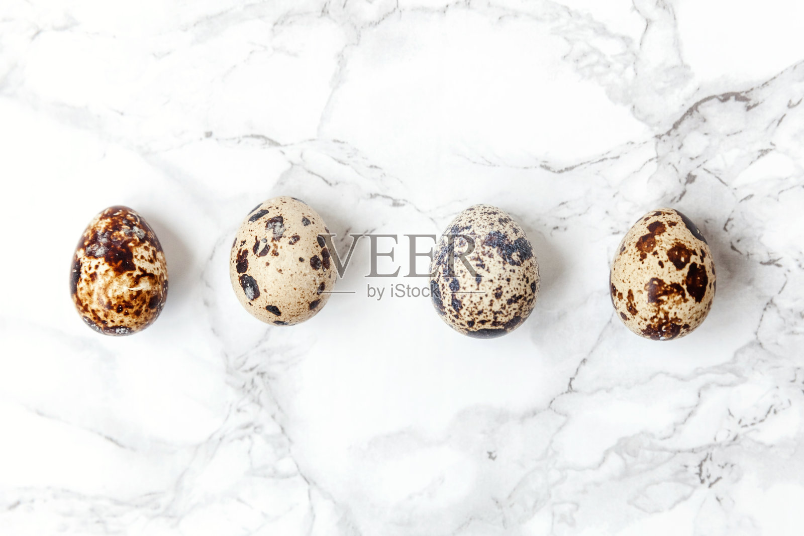 以白色大理石为背景的复活节彩蛋装饰照片摄影图片