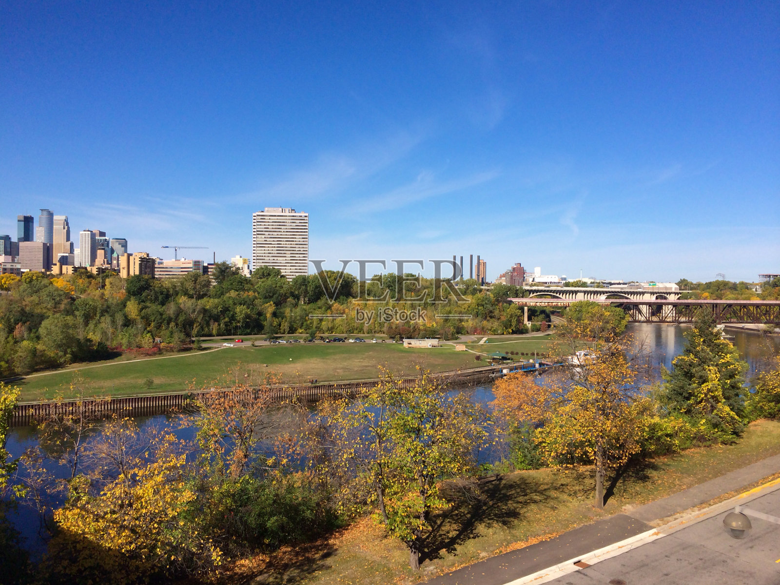 秋天,明尼阿波利斯的天际线、河流和金色的树木照片摄影图片