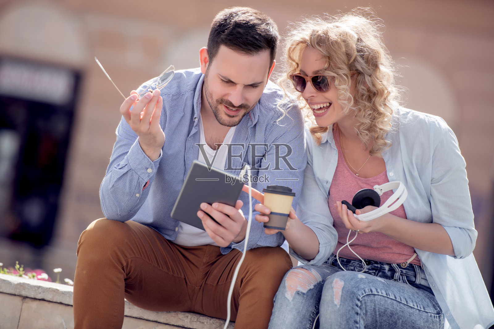 快乐的小情侣听着音乐照片摄影图片