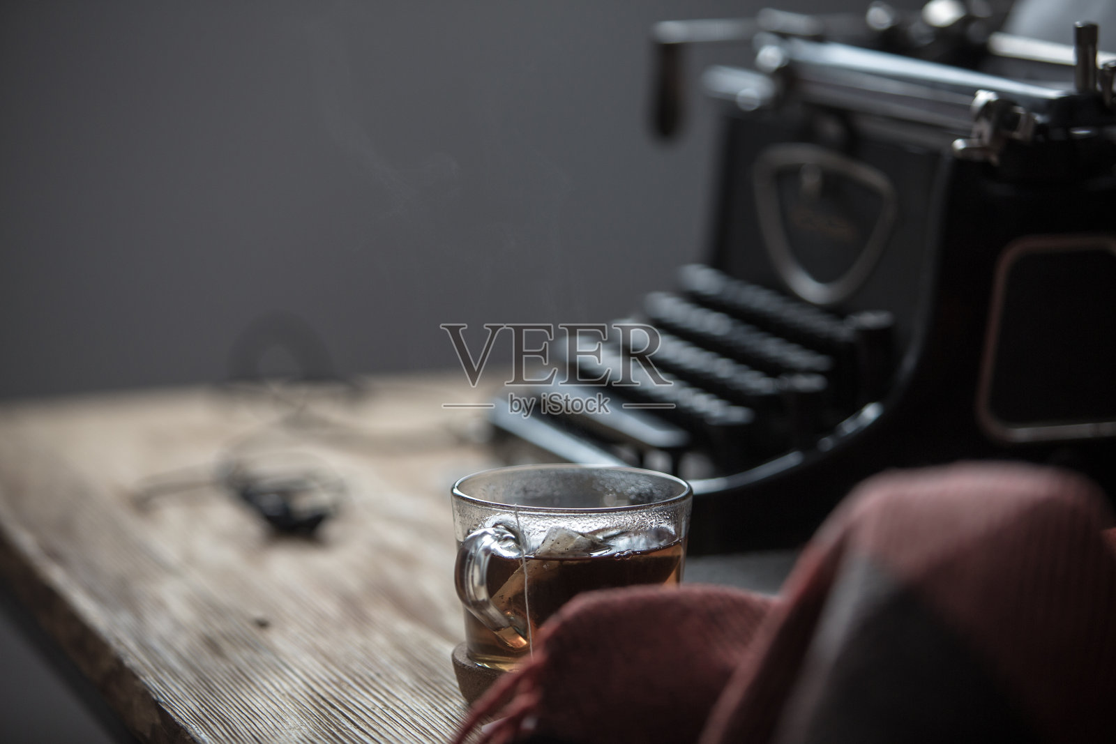 用茶和打字机工作的老派作家照片摄影图片