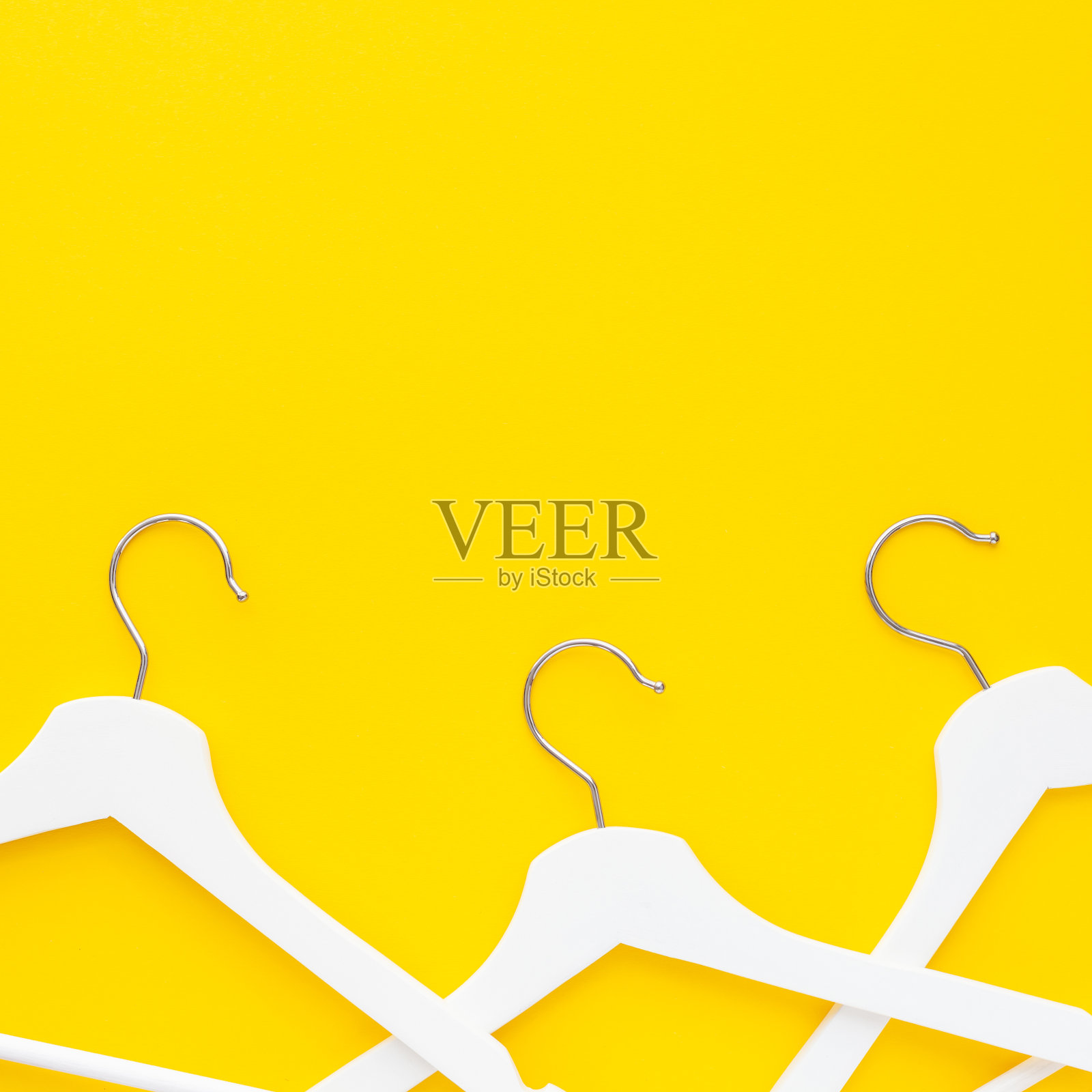 白色衣架背景销售购物概念照片摄影图片