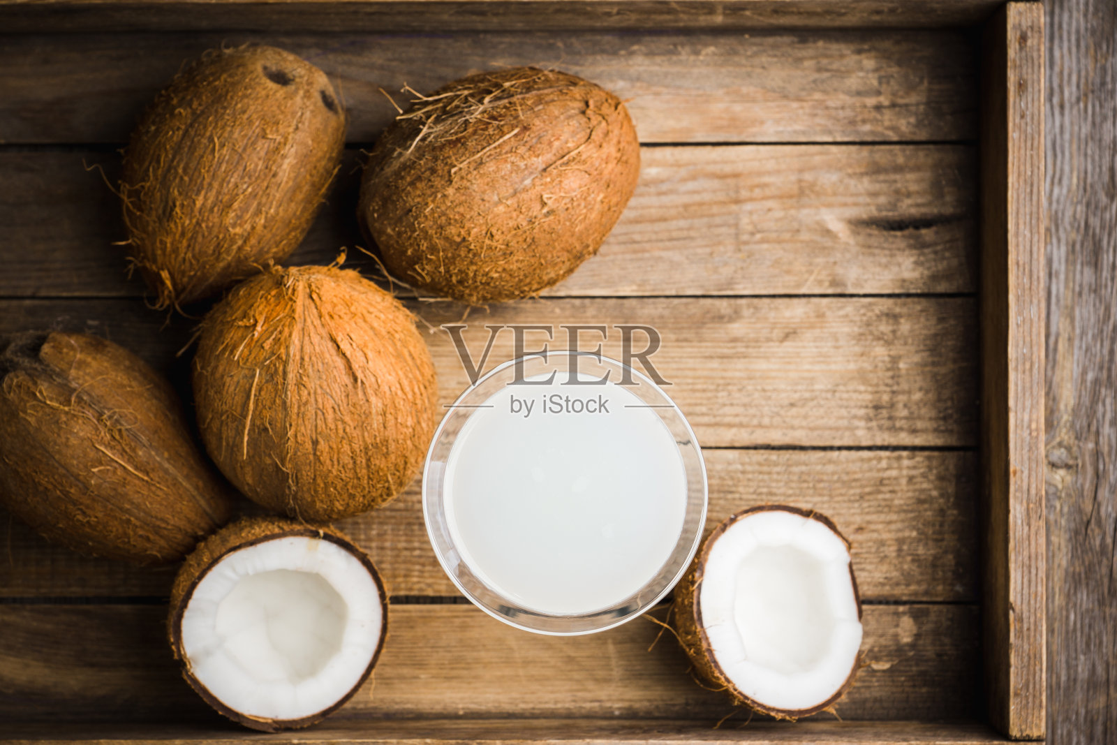 木质背景上的马提尼杯椰子鸡尾酒照片摄影图片