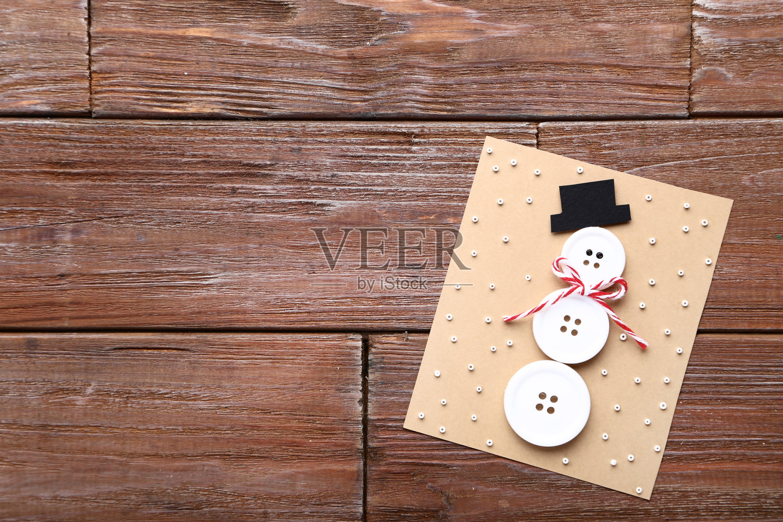 棕色木桌上有按钮的手工贺卡照片摄影图片