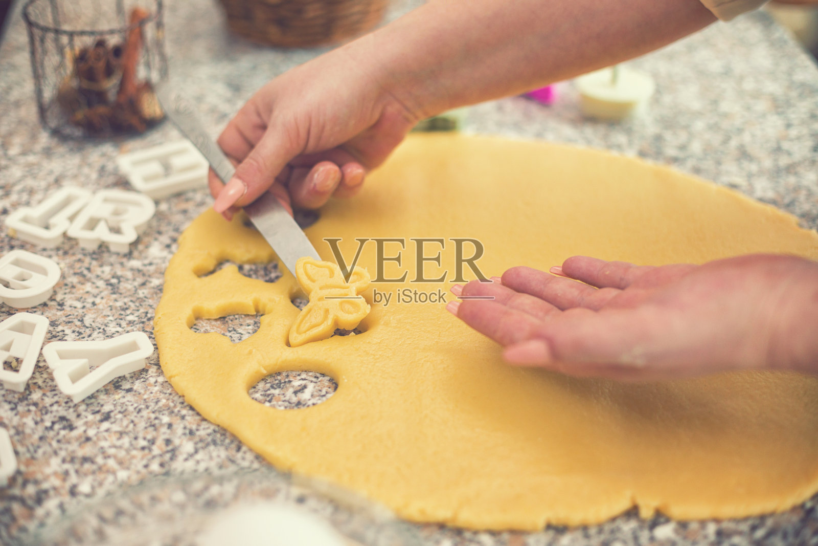 准备自制复活节饼干照片摄影图片