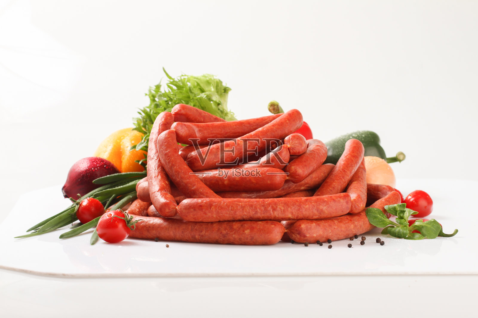 香肠煮。照片摄影图片