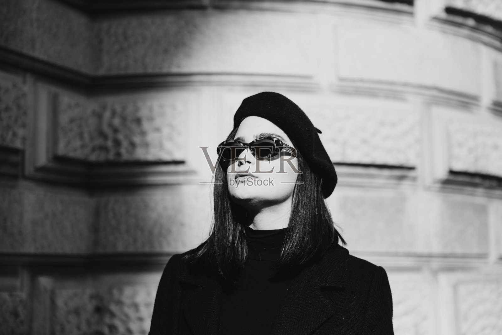 一个穿着黑衣服的时尚女孩的肖像照片摄影图片