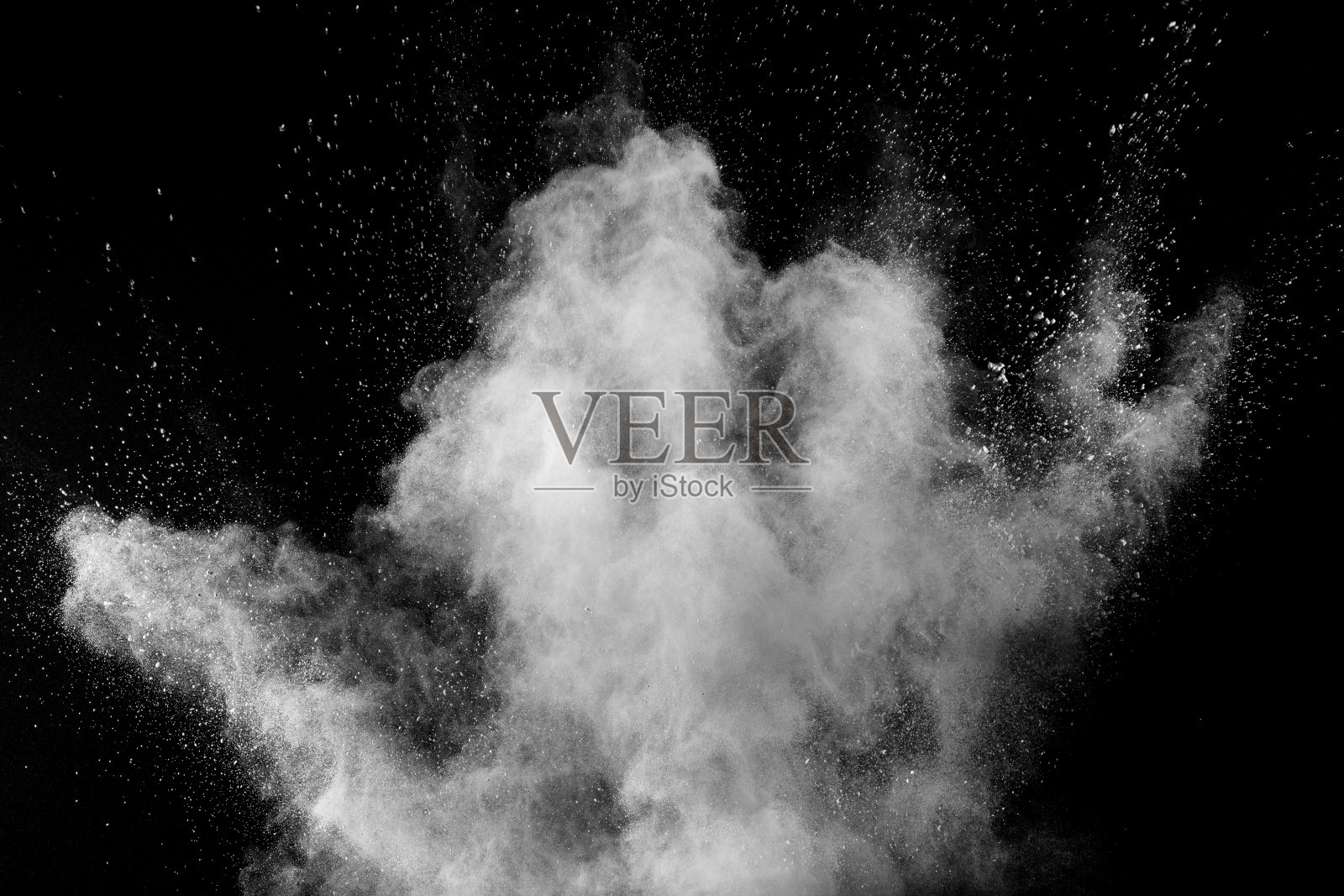 白色粉末爆炸云在黑色背景下。白色灰尘颗粒飞溅。照片摄影图片