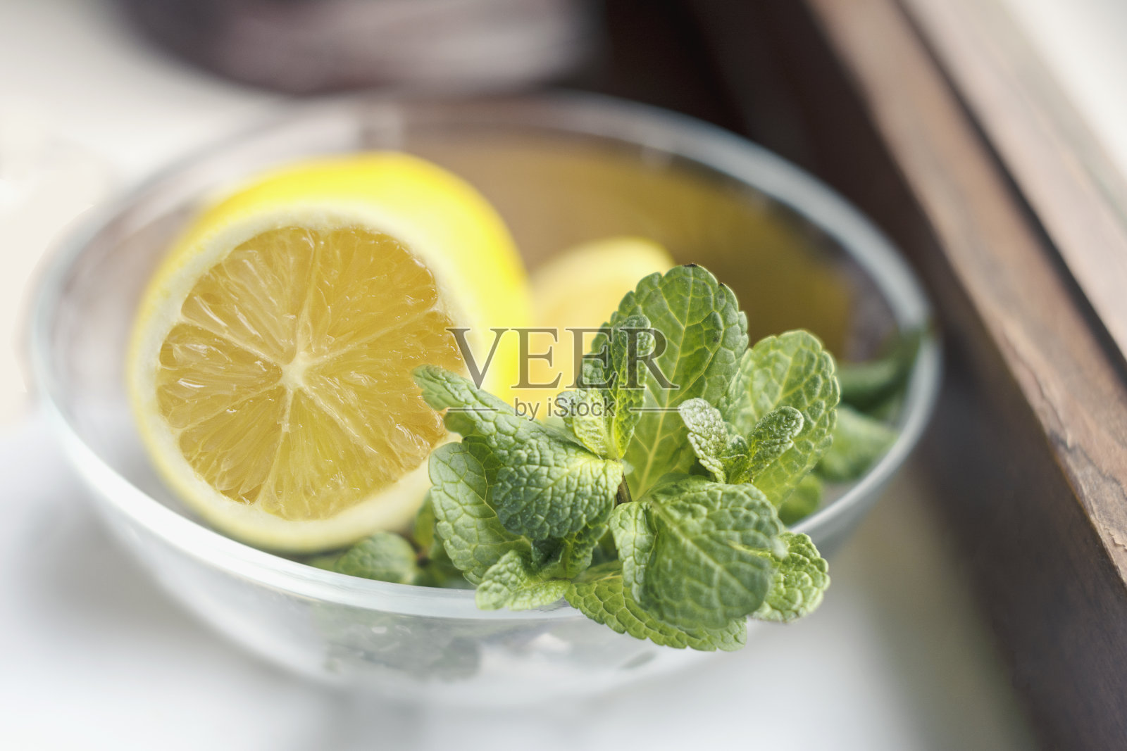 新鲜天然草药绿茉莉和柠檬。有机香薰放松医疗保健饮料。照片摄影图片