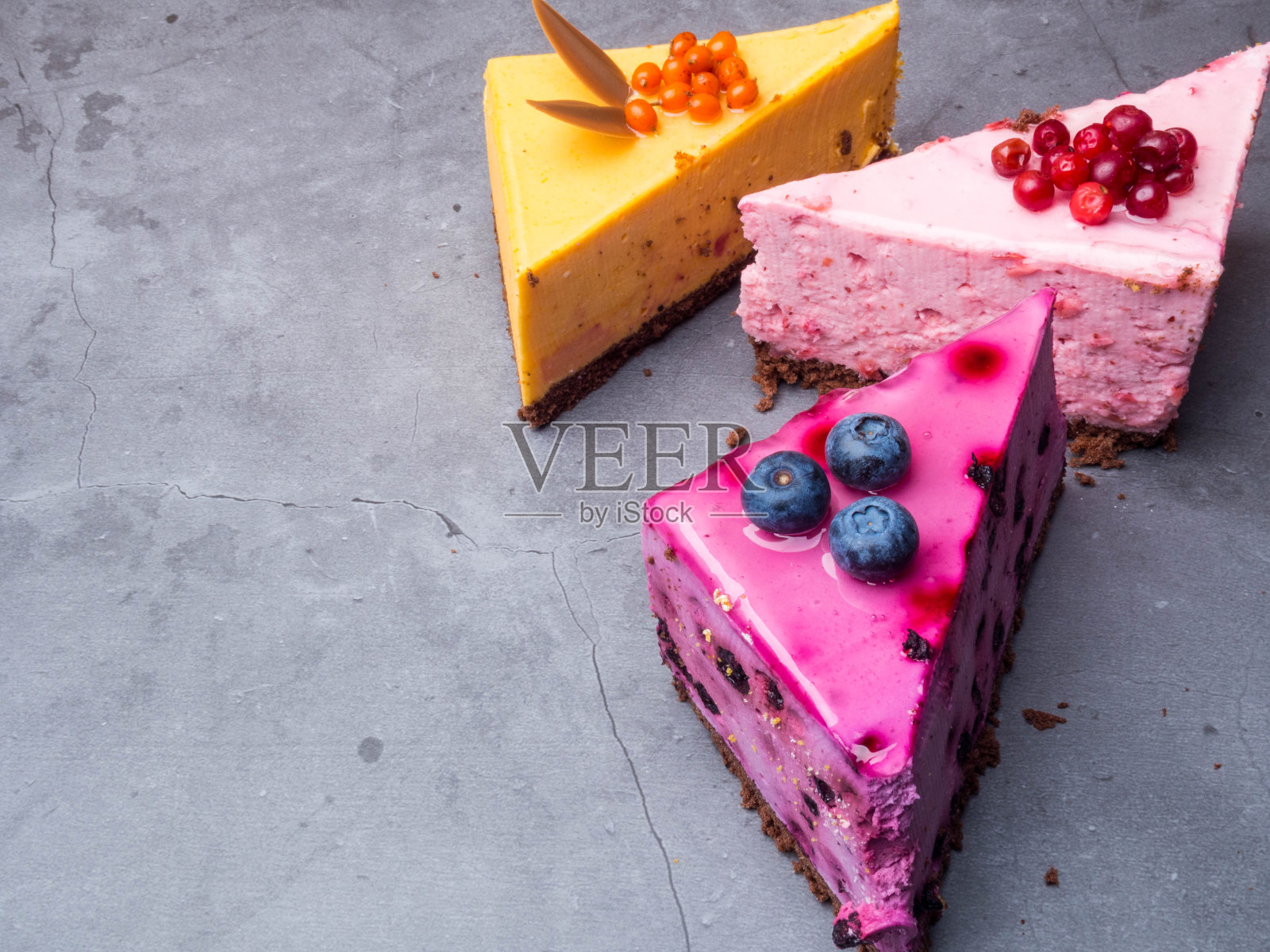 生素食蔓越莓,蓝莓,沙棘芝士蛋糕接近健康饮食概念照片摄影图片