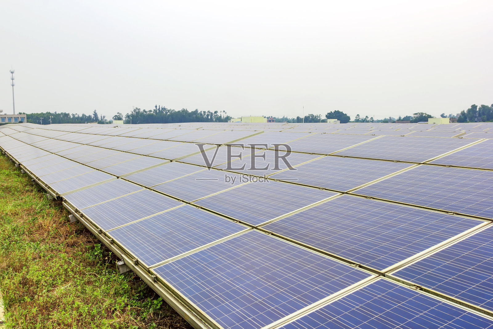 蓝天白云下的太阳能光伏板。照片摄影图片