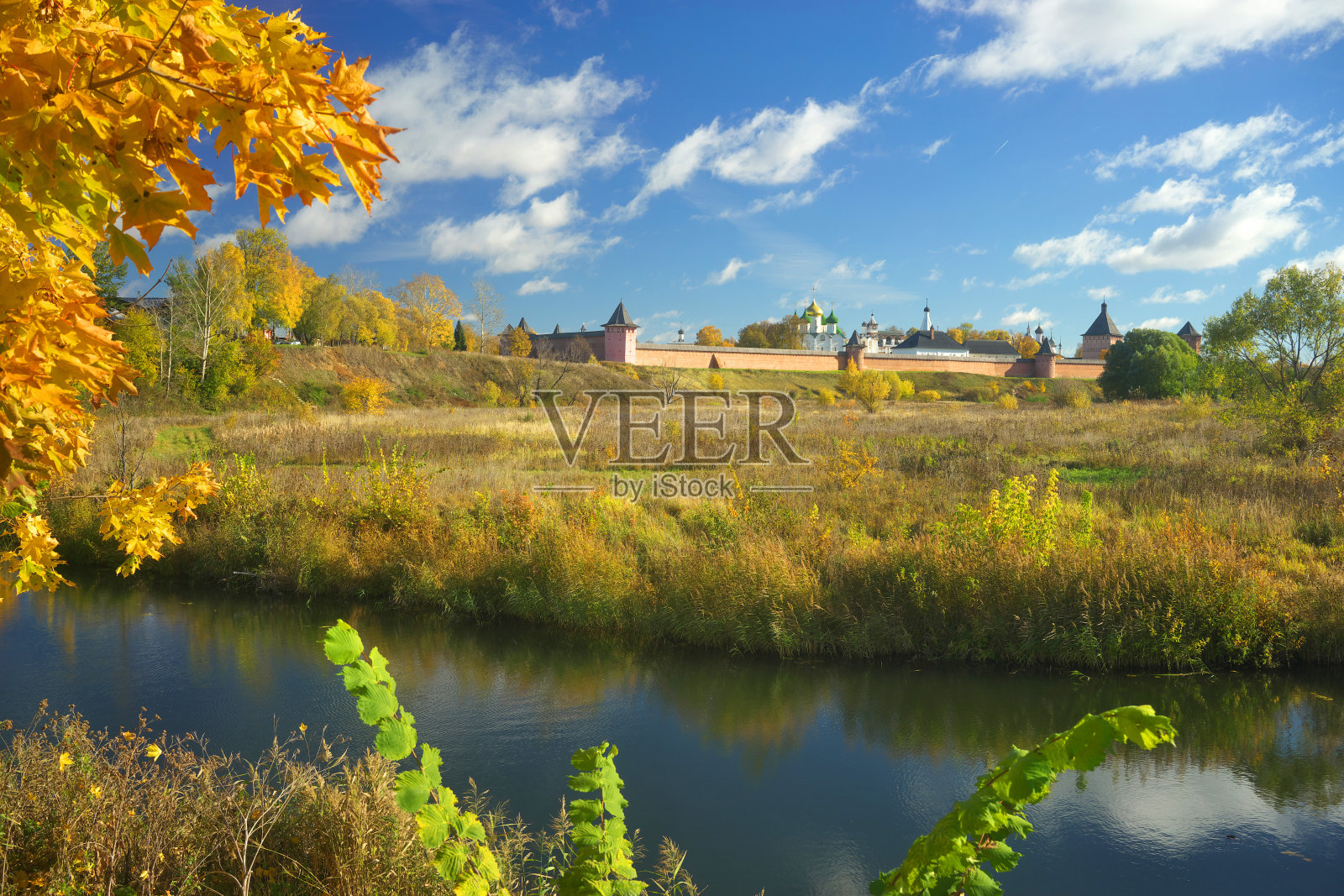 苏兹达尔的秋天风景。照片摄影图片