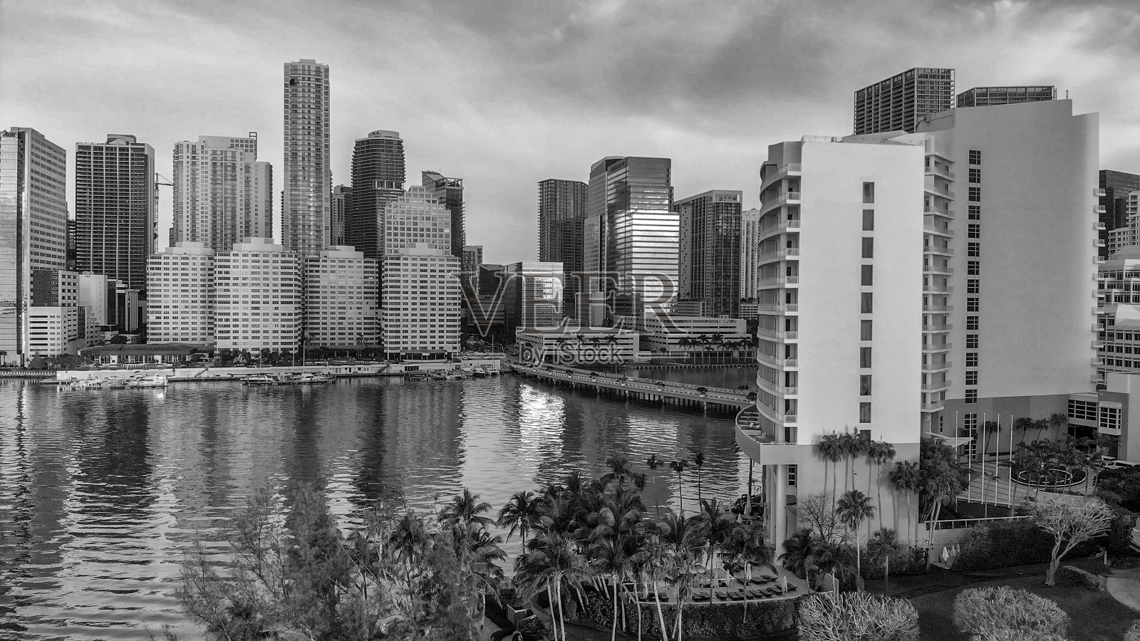 迈阿密市区鸟瞰图从布里克尔基在日出照片摄影图片