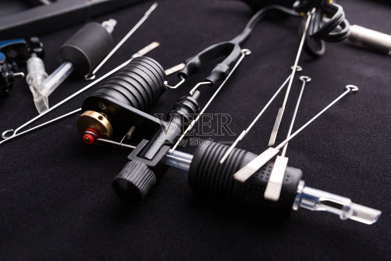 有针和零件的纹身机照片摄影图片