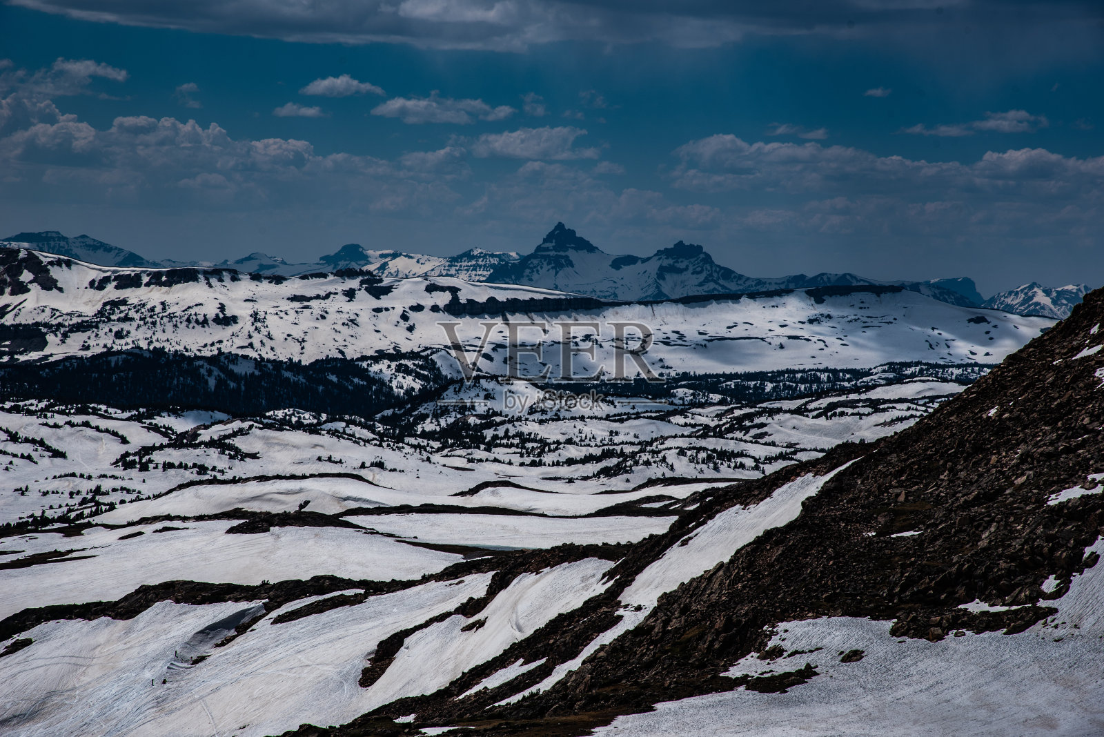 在贝尔图斯高速公路上欣赏风景照片摄影图片