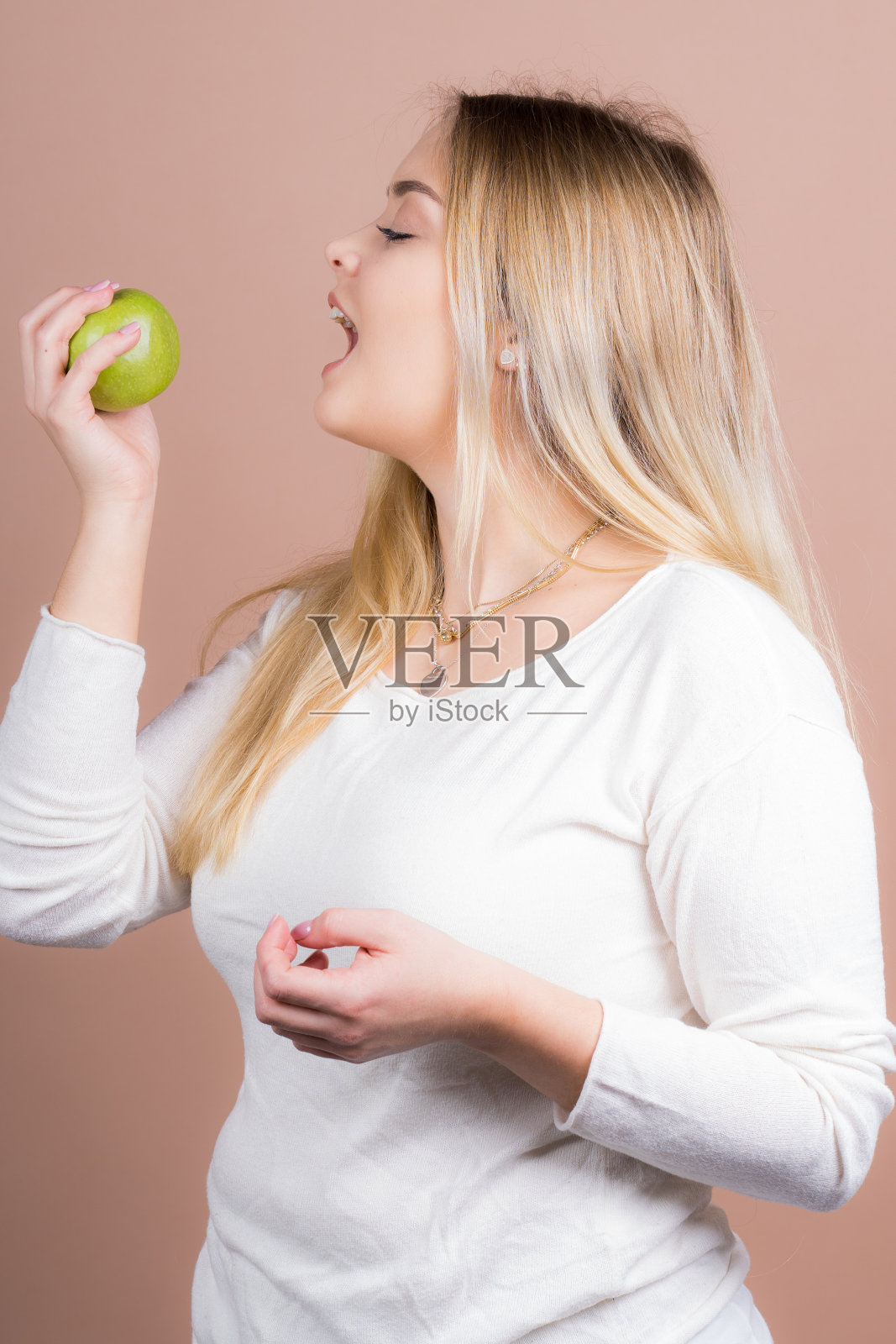 有苹果的女孩享受健康的食物照片摄影图片