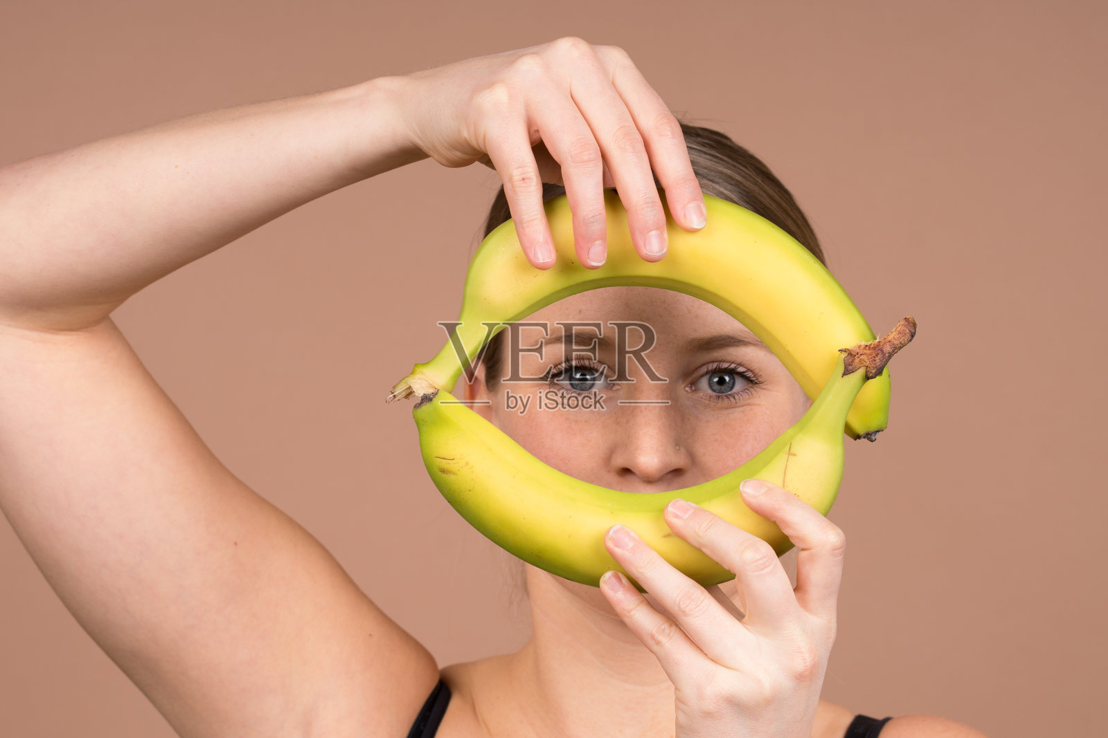 可爱的女孩吃香蕉水果食物照片摄影图片