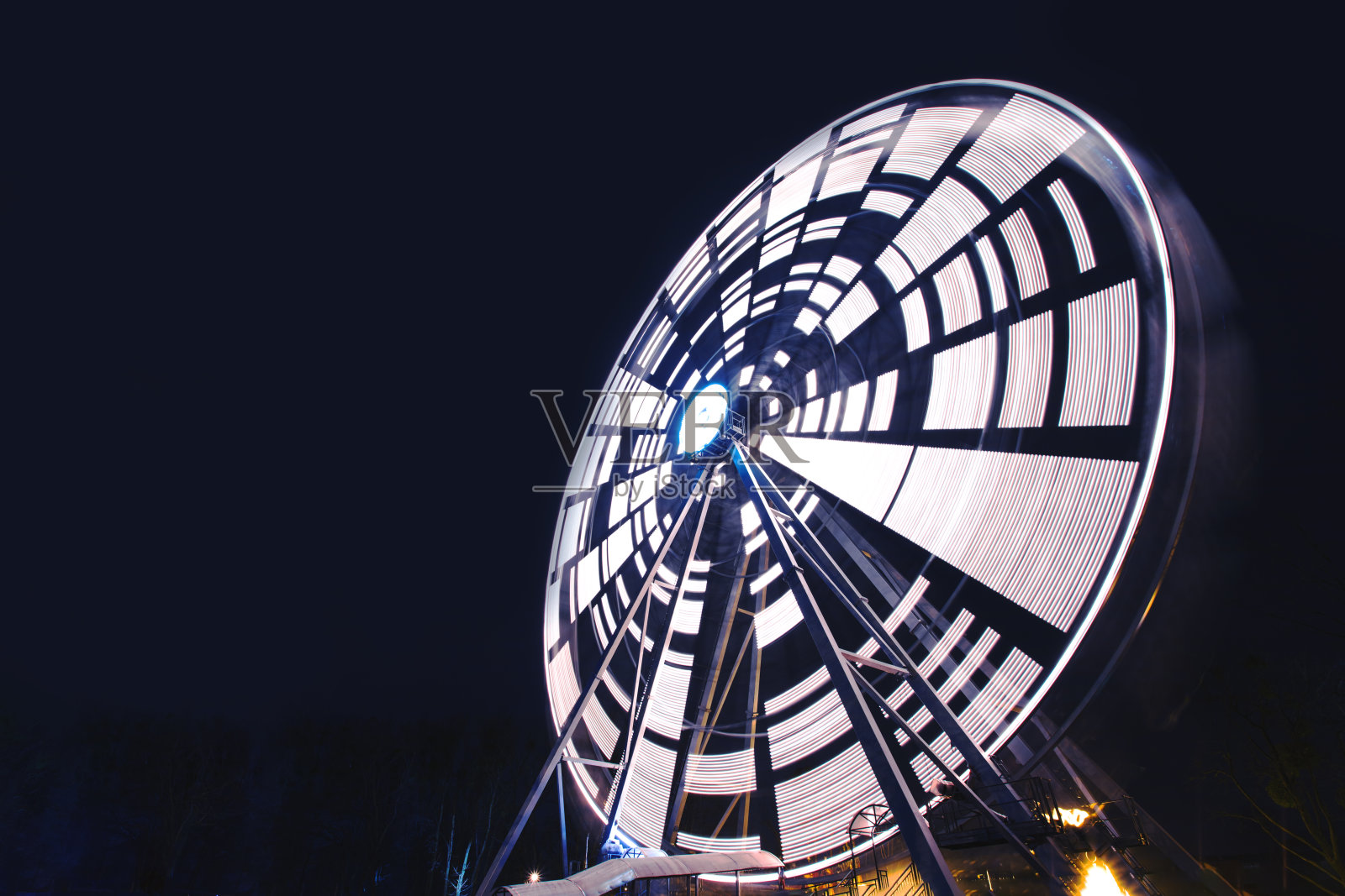 摩天轮在夜游公园,长时间曝光照片摄影图片