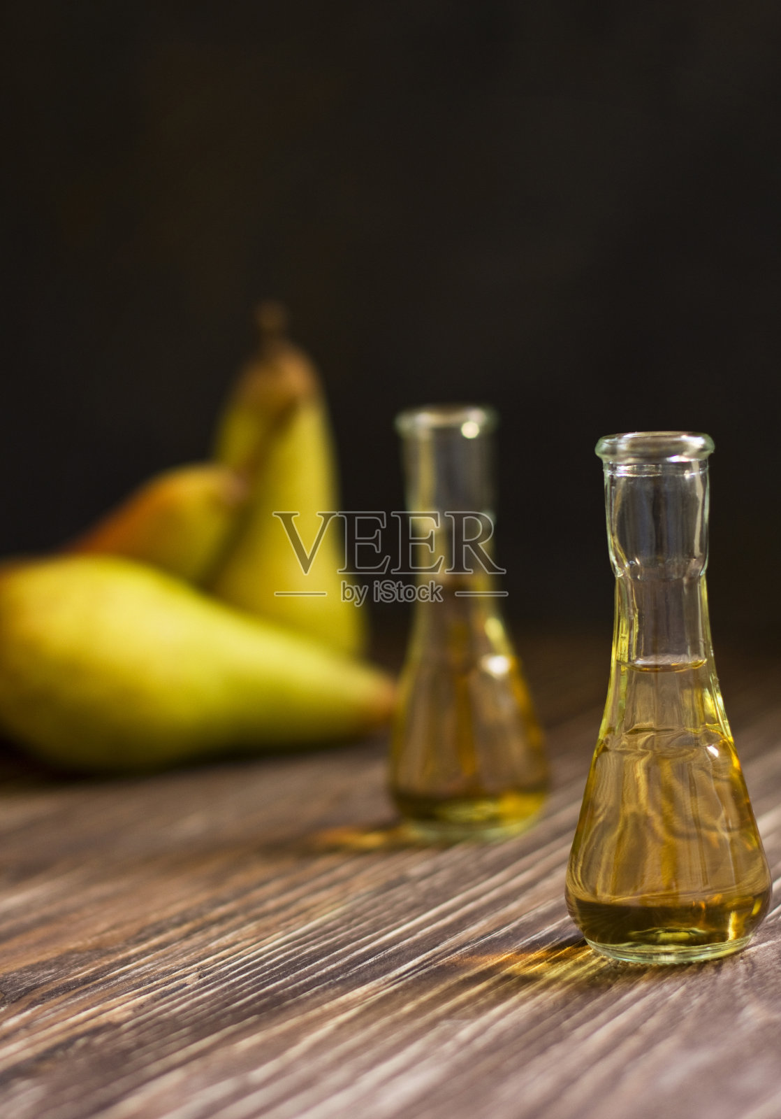 拉基亚,拉基亚,水果,白兰地饮料和梨在木制的背景照片摄影图片