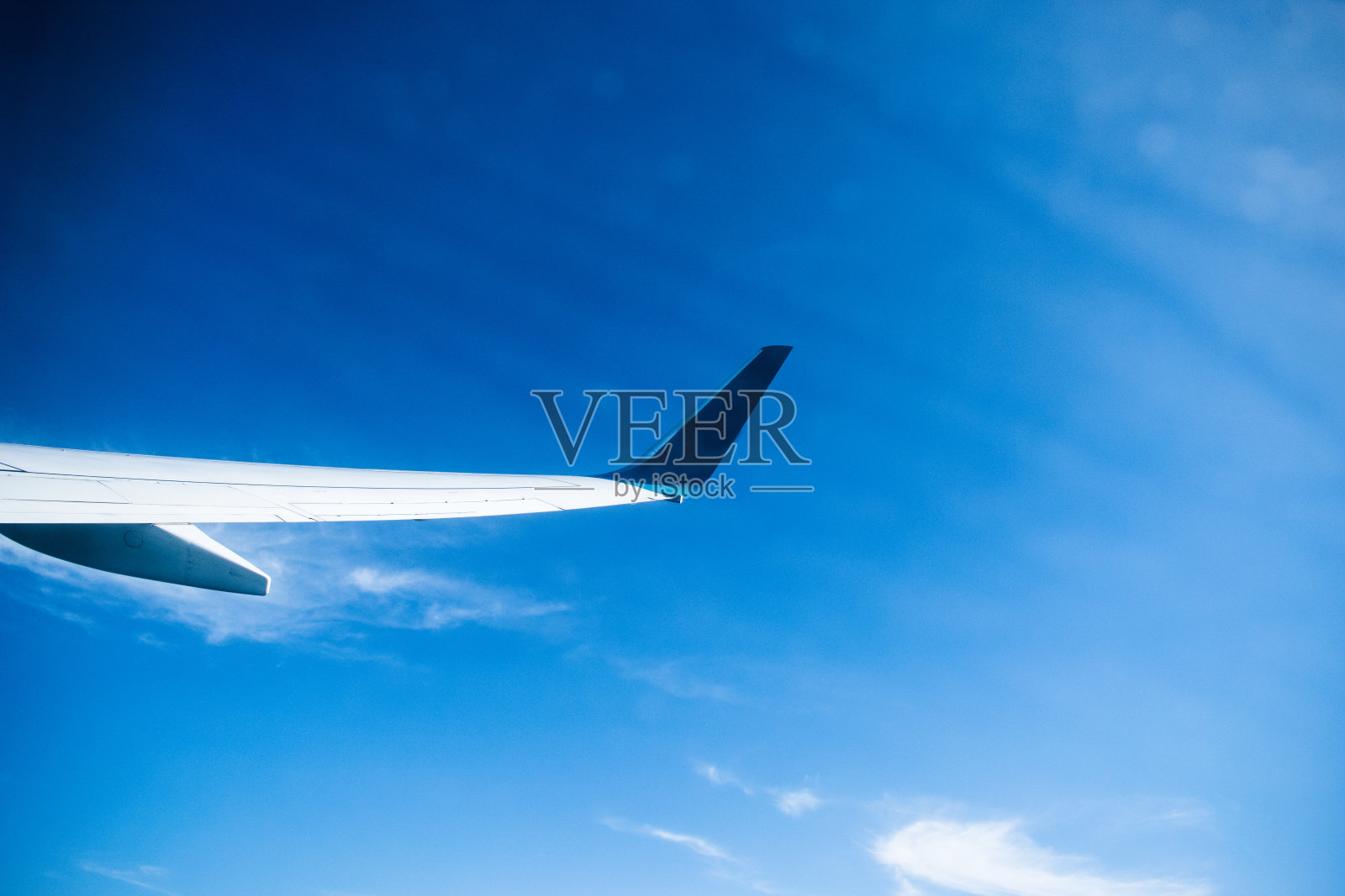 商用飞机右翼与美丽的日出和蓝天背景照片摄影图片