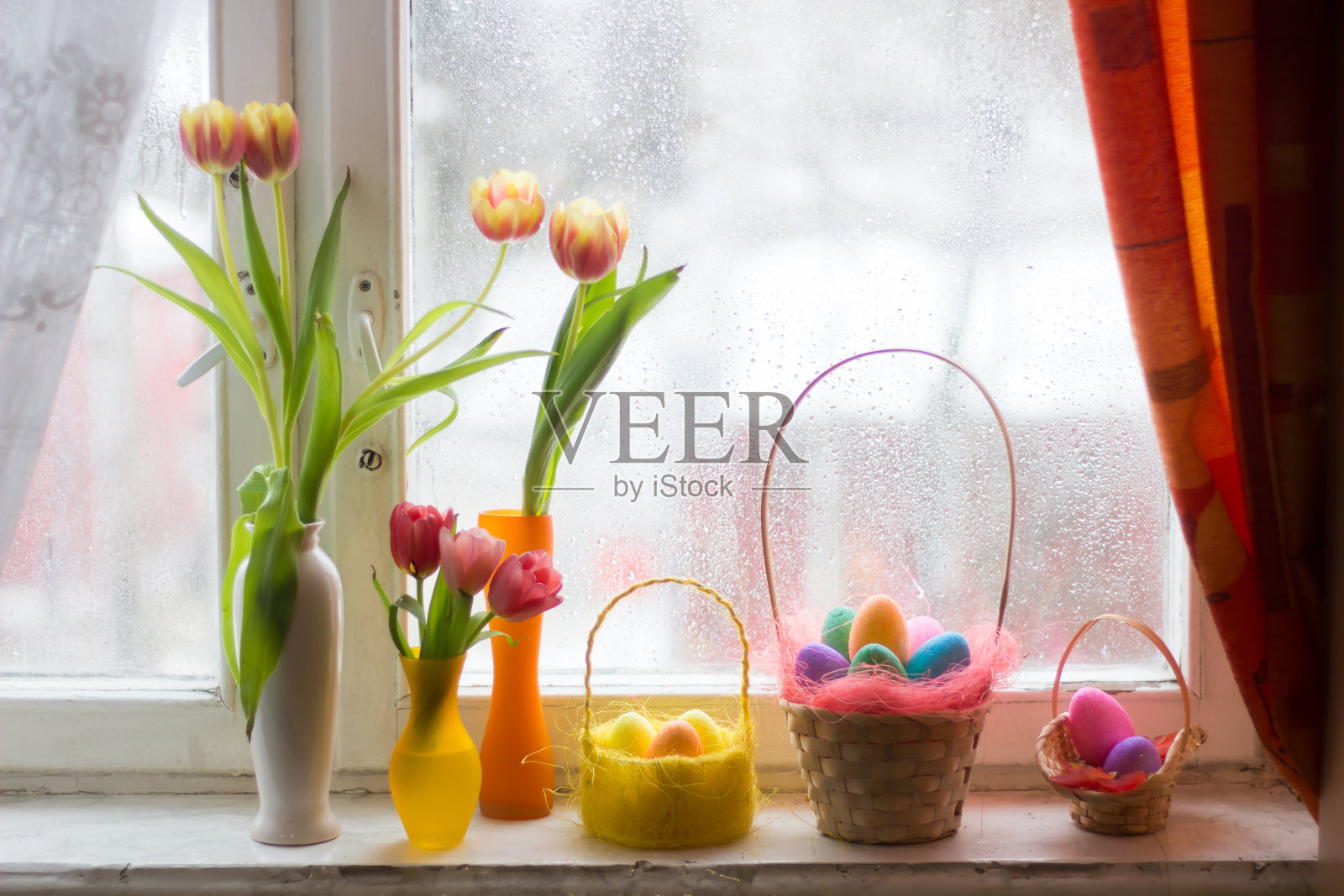 复活节卡片。篮子里有画好的鸡蛋,花瓶里有花。正统的节日。宗教和文化照片摄影图片