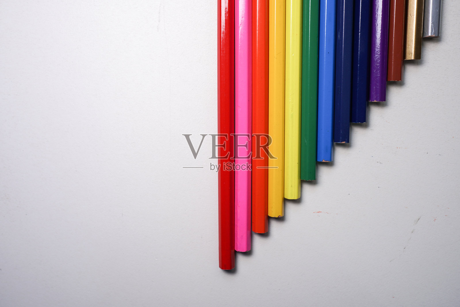 白色背景上的彩色铅笔。关闭了。照片摄影图片