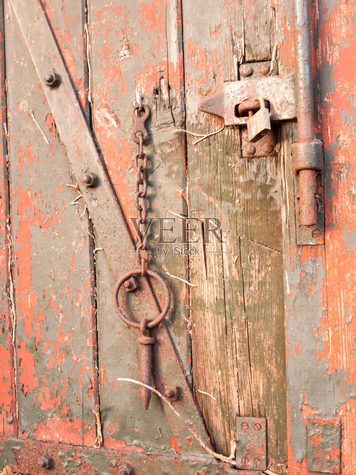 小屋外的乡村钥匙和链条特写照片摄影图片