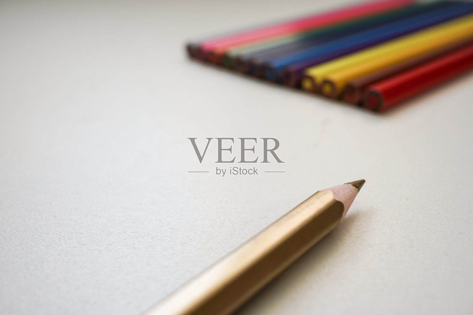 彩色铅笔孤立在白色背景。关闭了。照片摄影图片