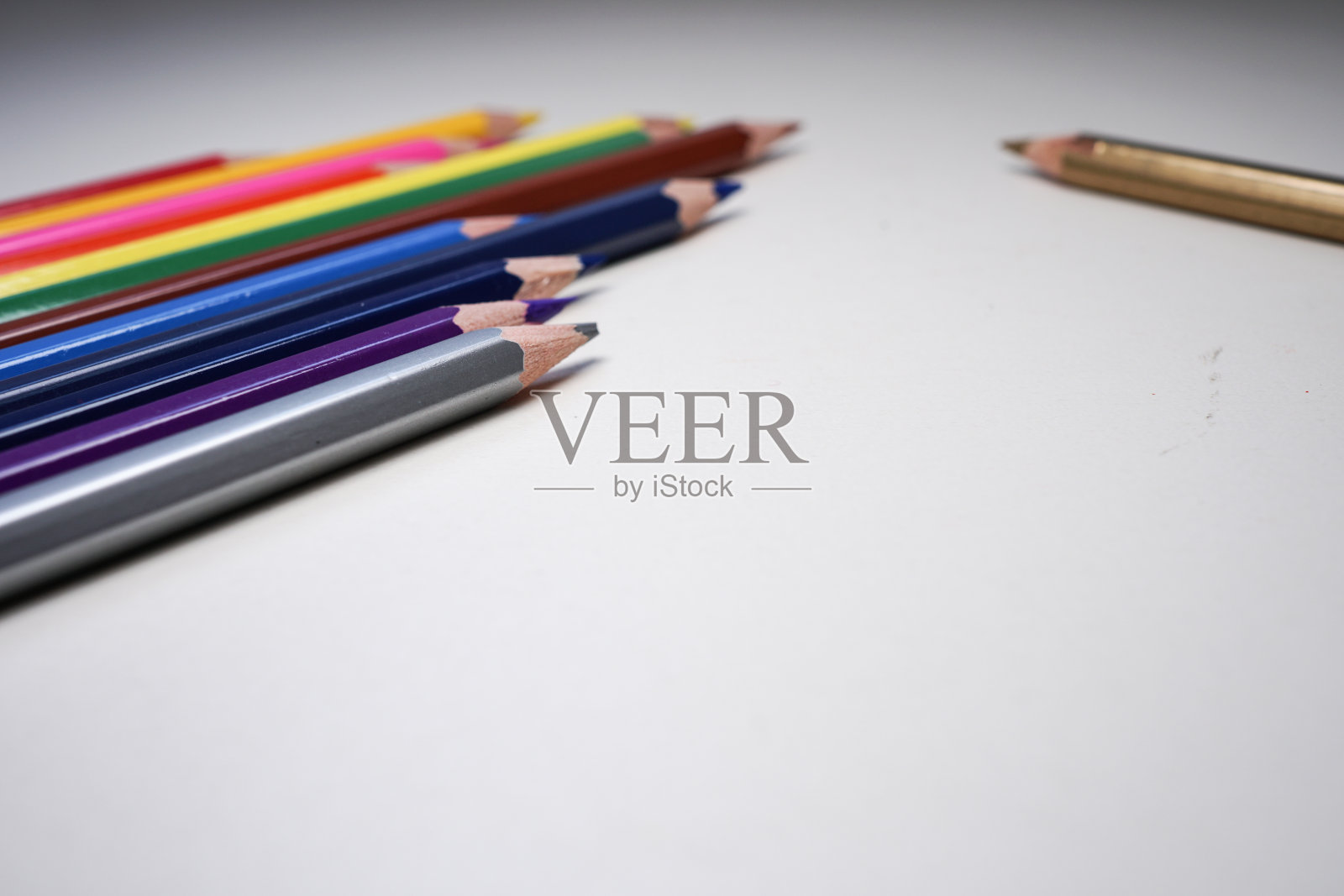 白色背景上的彩色铅笔。关闭了。照片摄影图片