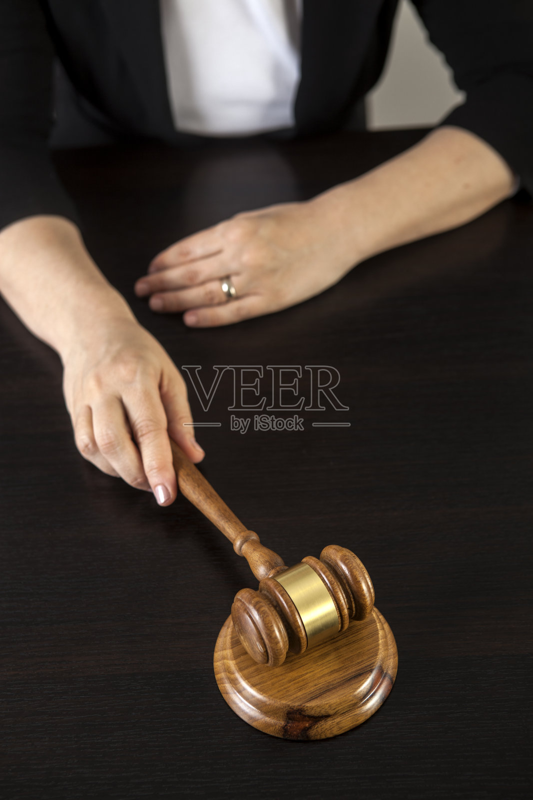 女人手中的法槌照片摄影图片