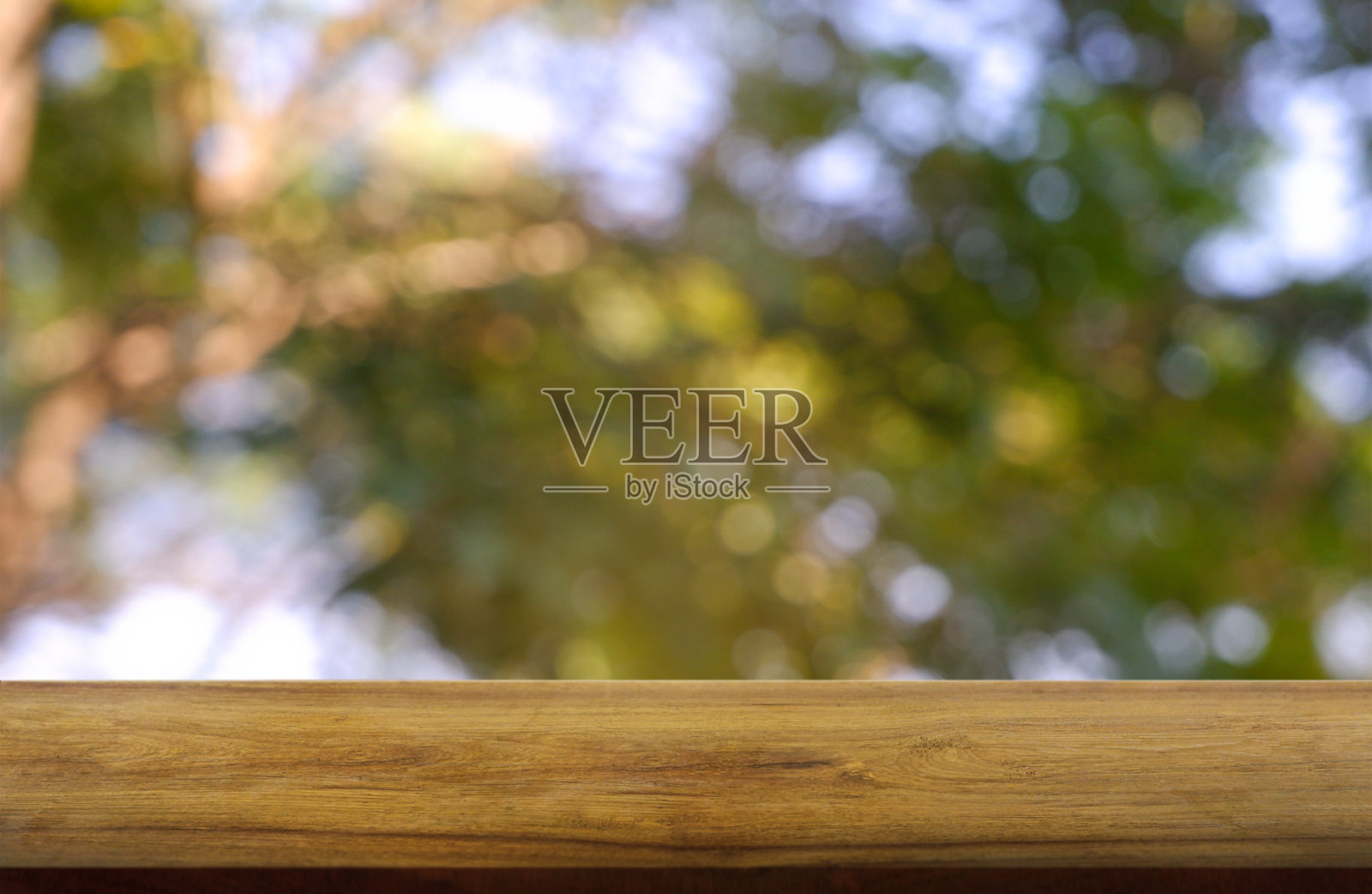 空木桌前抽象模糊的绿色花园和自然光线背景。用于蒙太奇产品展示或设计关键视觉布局-图像照片摄影图片